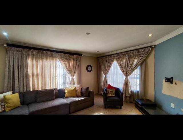 4 BEDROOM HOUSE FOR SALE IN DAWN PARK EXT
